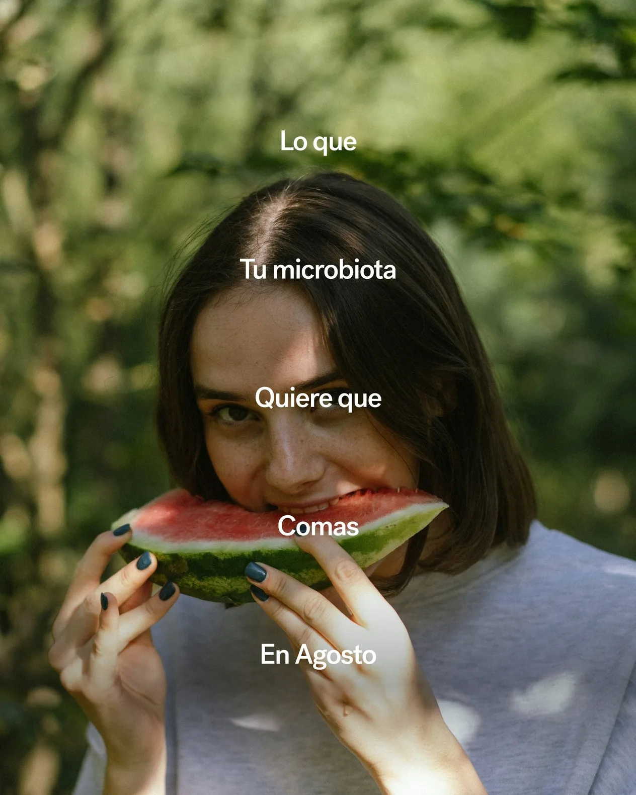 Portada de carrusel: una mujer muerde una rebanada de sandía frente a un fondo de hojas, con el texto «Lo que tu microbiota quiere que comas en agosto».