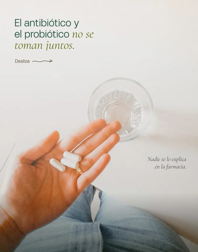 Una mano con dos cápsulas junto a un vaso de agua y el texto «El antibiótico y el probiótico no se toman juntos».