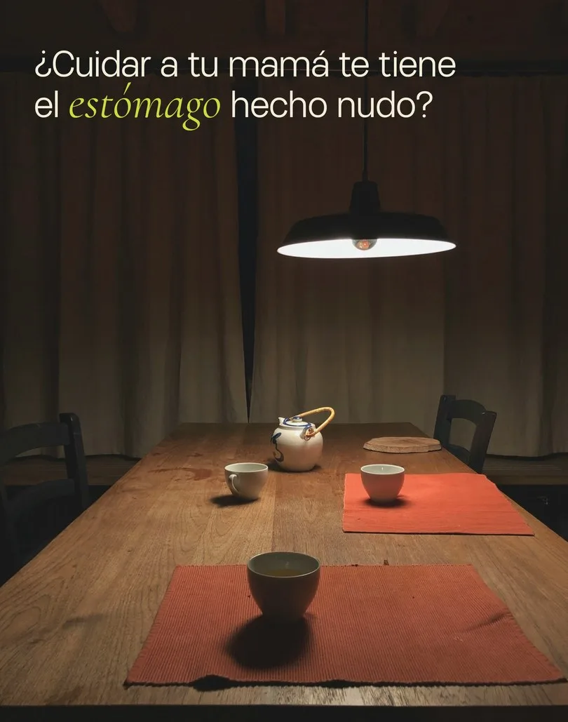 Una mesa con tazas bajo una lámpara y el texto «¿Cuidar a tu mamá te tiene el estómago hecho nudo?».