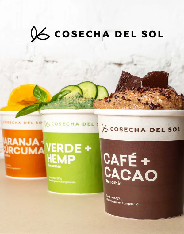 Tres empaques de smoothie, Naranja + Cúrcuma, Verde + Hemp y Café + Cacao, bajo el logotipo horizontal.