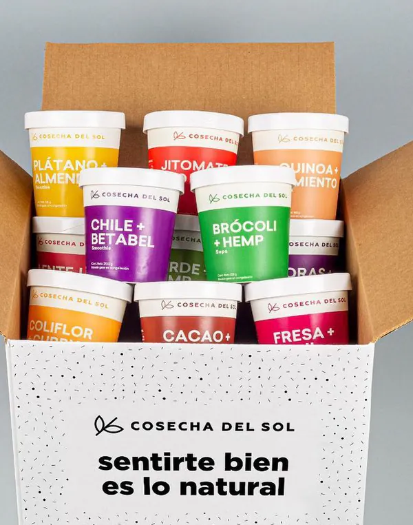 Caja abierta con empaques de colores y la frase “sentirte bien es lo natural”.
