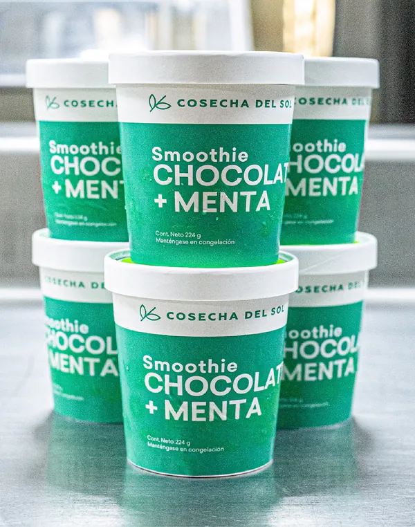 Empaques verdes de smoothie Chocolate + Menta, apilados.