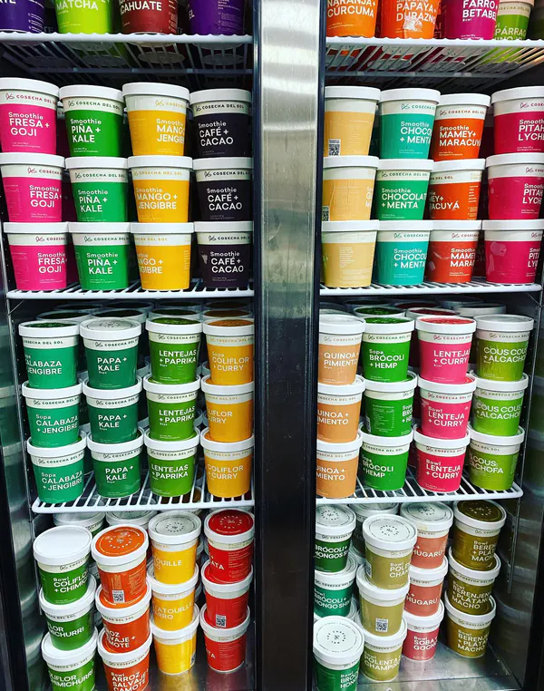 Refrigerador de tienda lleno de empaques cerrados de Cosecha del Sol, de muchos sabores.