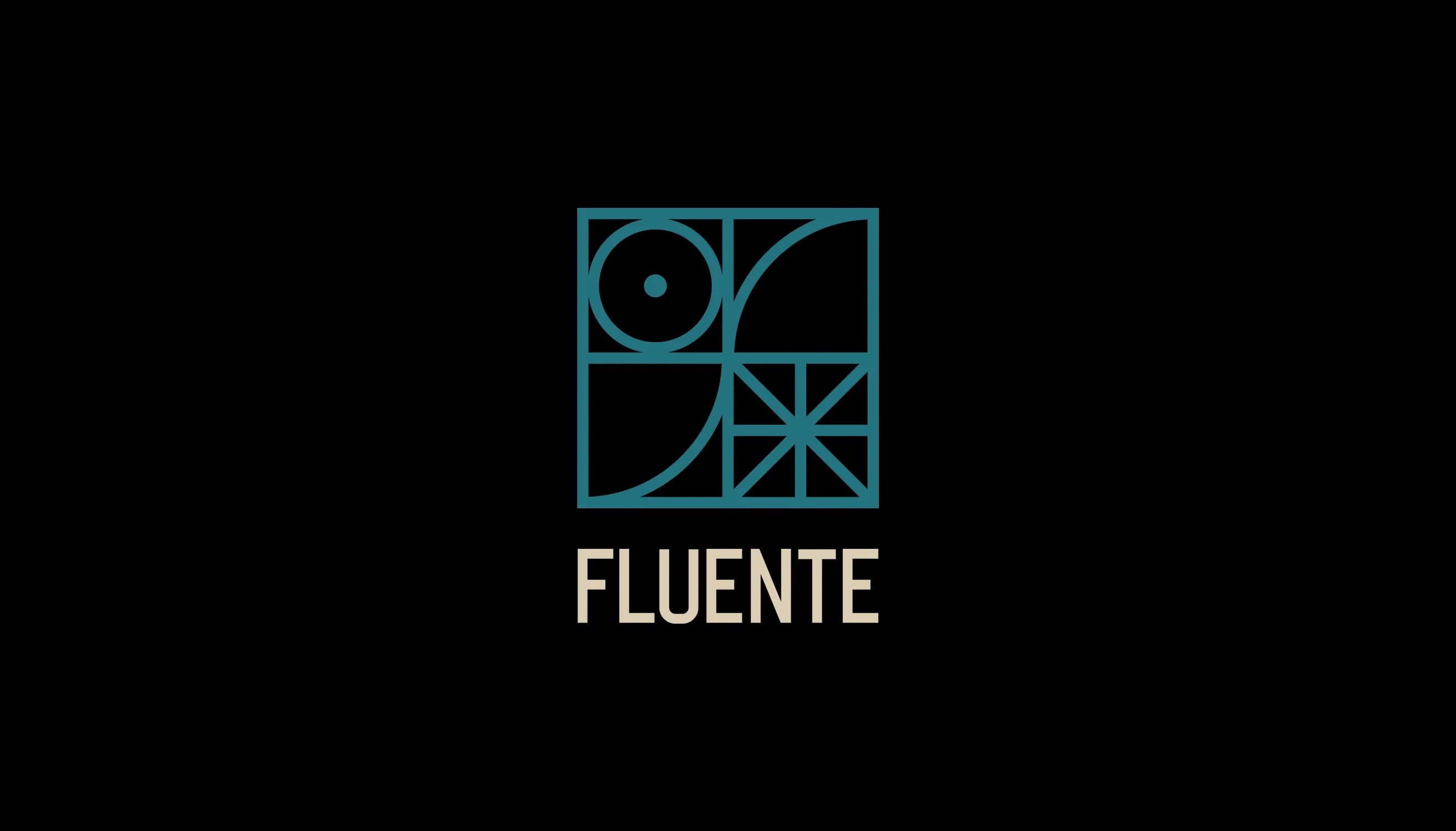 Logotipo de Fluente a dos colores sobre negro: el símbolo en azul y el nombre FLUENTE en beige.
