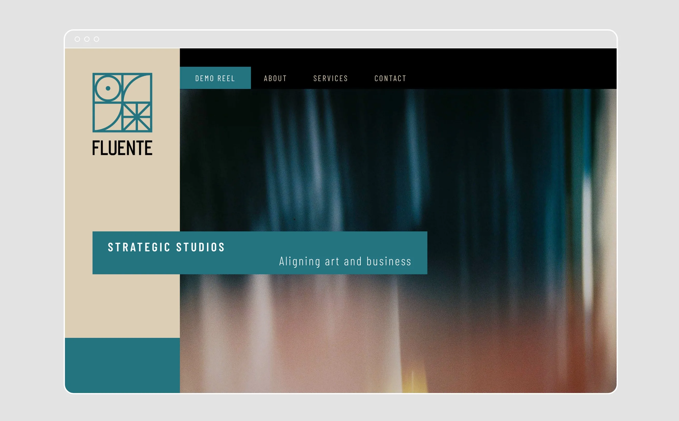 Página de inicio de Fluente en un navegador dibujado en línea blanca: columna beige con el logotipo, menú negro y una foto de luz desenfocada a todo lo ancho, cruzada por una banda azul que dice «Strategic Studios» y «Aligning art and business».
