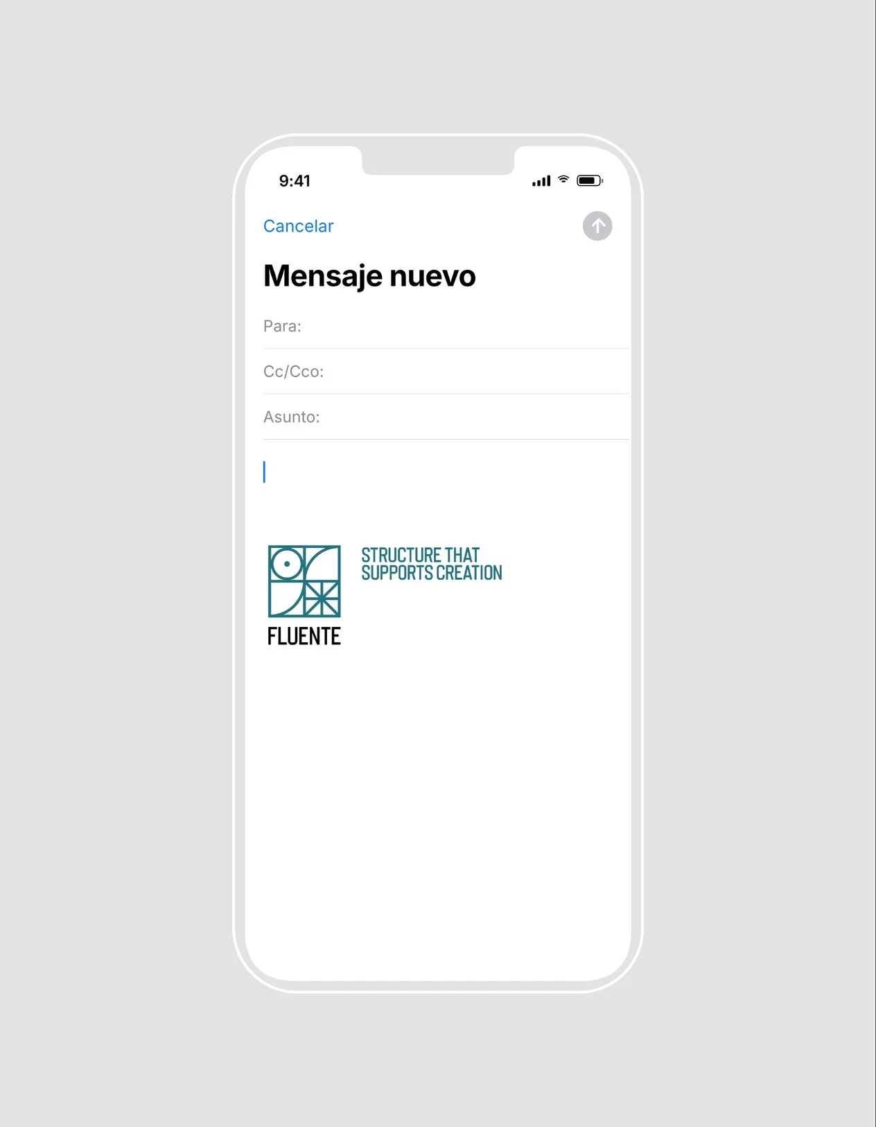 Teléfono dibujado en línea blanca con un correo nuevo que ya trae la firma de Fluente: el logotipo y, al lado, el tagline en azul.