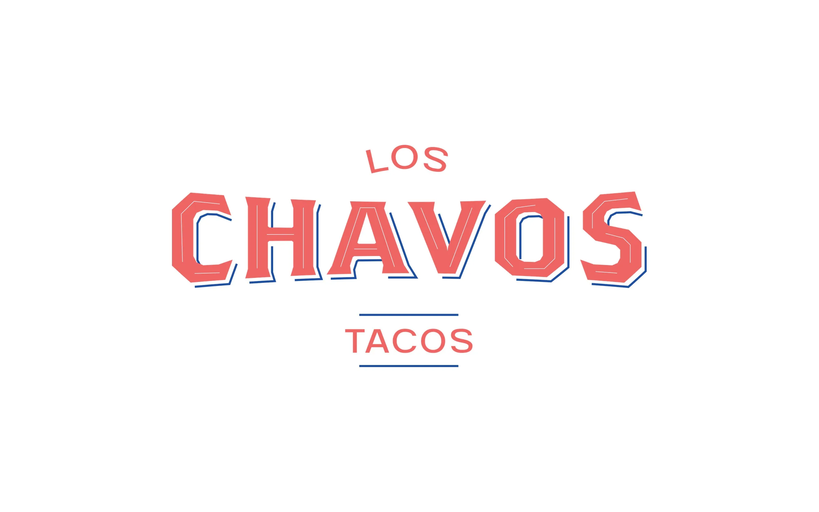 El logotipo de Los Chavos a color: “CHAVOS” en rojo con una sombra azul desplazada, “LOS” en arco arriba y, abajo, “TACOS” en letra recta, centrado entre dos líneas azules.