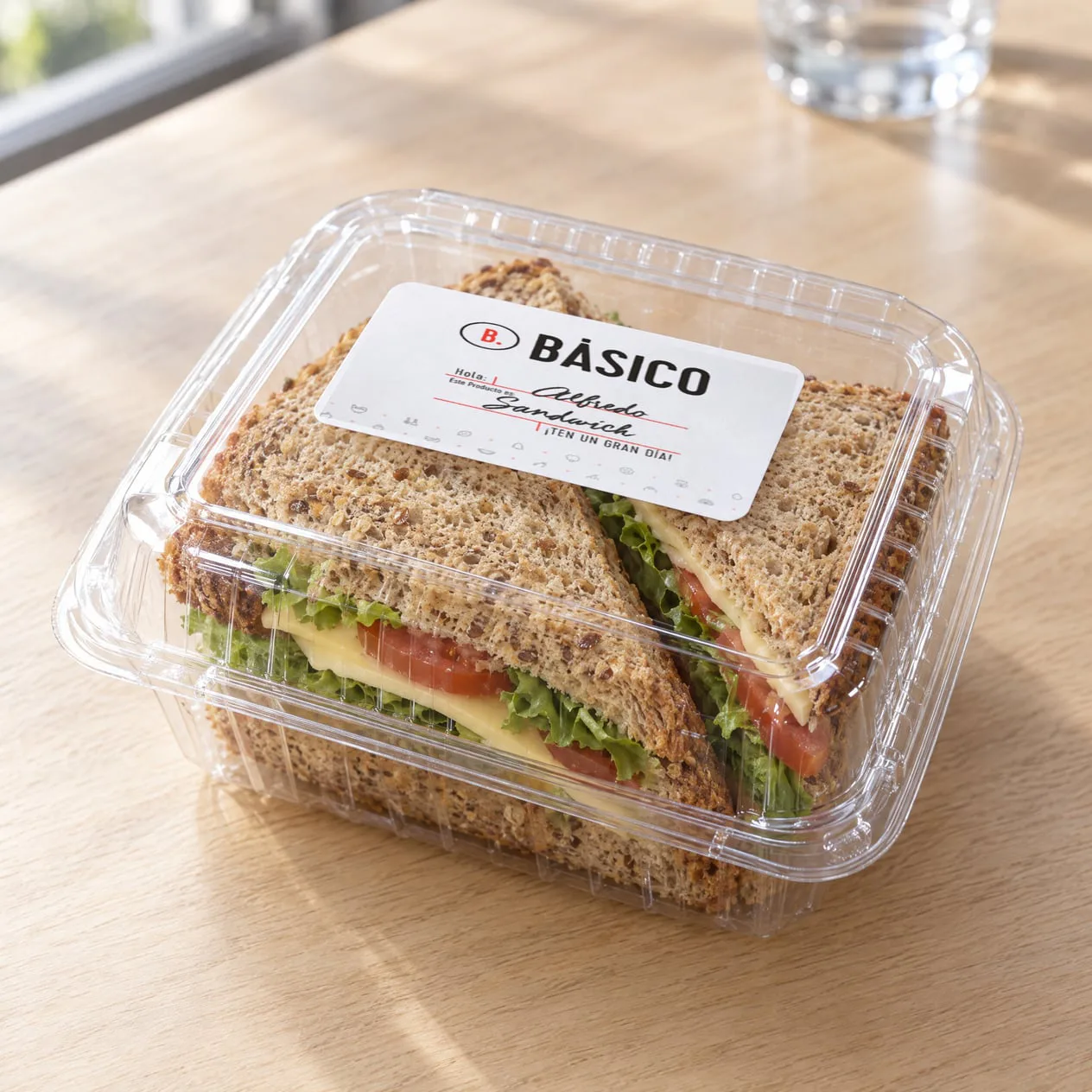 Caja para llevar con la etiqueta de Básico sobre la tapa.