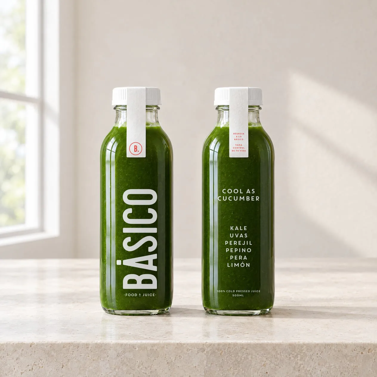 Botellas de jugo verde de Básico, de frente y de espaldas: BÁSICO en vertical al frente y la B. roja en el cuello.